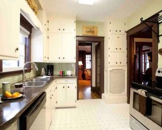 Cozy 3 Bedroom Home With Hot Tub - New Owners! - Temiskaming Shores - Kuchyň