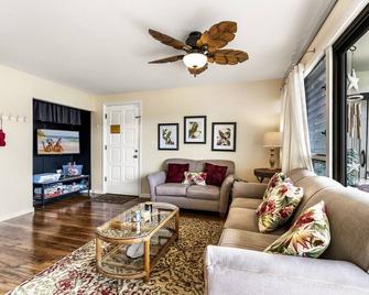 Lovely cooler elevation condo with ocean views. Well equipped. - Kealakekua - Living room
