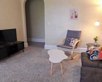 Cozy Downtown Apt/Pet Friendly/Park Free - Chattanooga - Living room