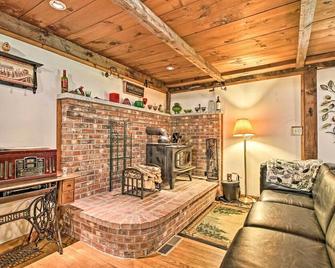 Rustic Bradford Cottage - 14 Miles To Sunapee Mtn! - Bradford - Sala de estar