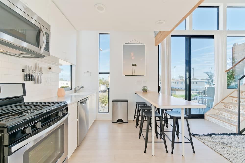 Modern Beach Home Steps To The Sand - San Diego - Cocina