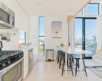 Modern Beach Home Steps To The Sand - San Diego - Kitchen