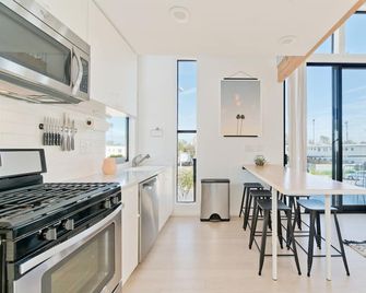 Modern Beach Home Steps To The Sand - San Diego - Cocina
