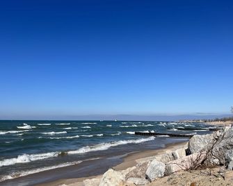 Cozy Family Cottage 2 Bed, 1 Bath Near Lake Michigan Fun and Wine country - Stevensville - Strand