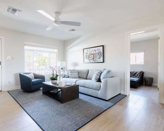 The Trendy Tricycle | Stylish 4BR in Central Phx - Phoenix - Ruang tamu