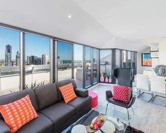 Aura on Flinders Serviced Apartments - Melbourne - Living room