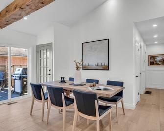 Luxury Family Home in Burlington - Burlington - Dining room