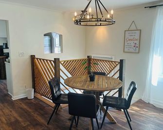 3 BR and 2 BA -Close to Royal Oak and Ferndale. 20 minutes to Detroit Downtown - Madison Heights - Dining room