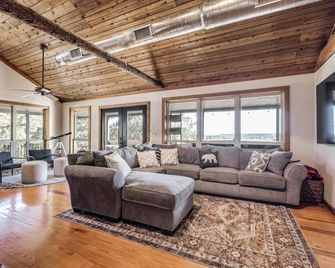 Cabin with Views, Hot Tub, Pickleball, & Game Building on 16 Acres! - Glen Rose - Wohnzimmer