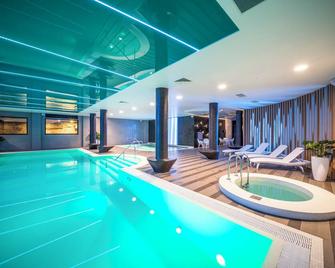 Wellton Riverside Spa Hotel - ริกา - สระว่ายน้ำ