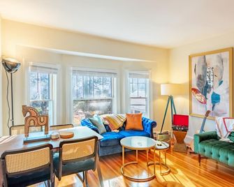 Historic Carriage House Next To Brown/Risd With Free Parking! - Providence - Living room