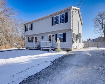 Niantic Duplex with Deck Less Than 1 Mi to Beach and Boardwalk - Niantic - Gebouw