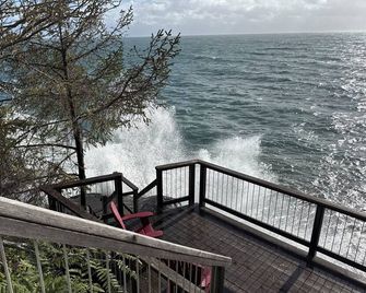 Oceanfront/French Beach, king studio condo, ocean stairs, quiet area, fire pit - Sooke - Balcon