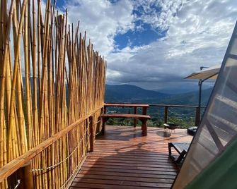 Sky View Glamping - Giradota - Balcón
