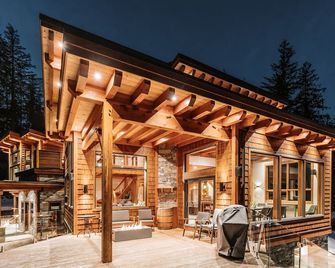Luxury Ski Chalet in Revelstoke - Stunning Views & Ultimate Privacy - Revelstoke - Building