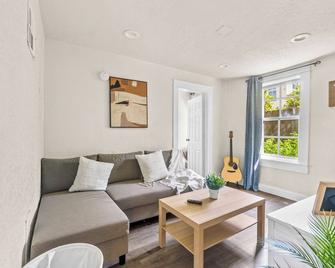 2 min to Convention Center in West Palm Beach Downtown Home Near Surf Beach - West Palm Beach - Sala de estar