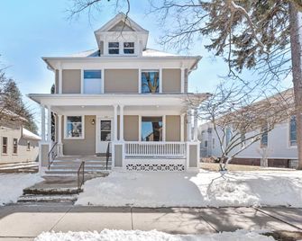 Art Collector's Dream - Remodeled w/ Gallery Vibes - Sheboygan - Будівля