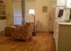 Cozy Cottage with Pool - Bradenton