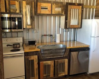 7 minutes from Stephenville. 2-2, Horse Barn, Turnouts, Practice Arena - Dublin - Kitchen