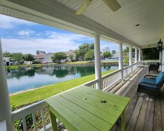 A16 Ocean Walk 1 bdrm sleeps 5 next to pool upstairs unit two full size beds full kitchen - Brunswick - Balkon