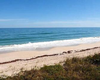 Direct Ocean Front Accommodation ground-level-Twin Fin - Melbourne Beach - Beach