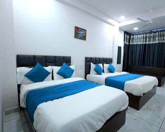 Hotel Season - Ahmedabad - Bedroom