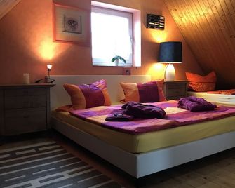 Holiday house with pool hall / sauna, family u. tierfreundl. 10 pers., Winter Garden - Allersberg - Habitación
