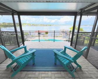 Lake Retreat for10 has Pool-Dock-4 Bedrooms-2 Bath Expansive Lakefront Views - Lake Placid - Balkon