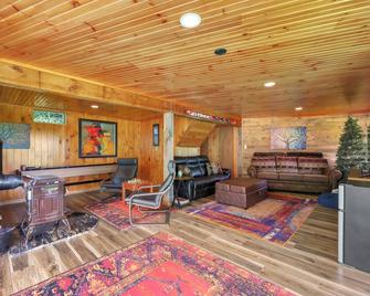 The Meadows House @ Otis Ridge w/ 7-person hot tub - Otis - Lounge