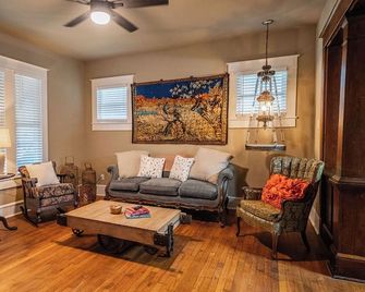 The Benjamin - Historic Downtown Bungalow on Connally Street - Sulphur Springs - Wohnzimmer