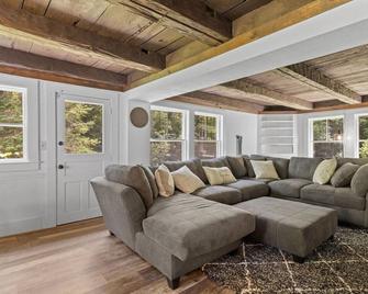 Secluded Private 38 Acre Oasis - Tamworth - Living room