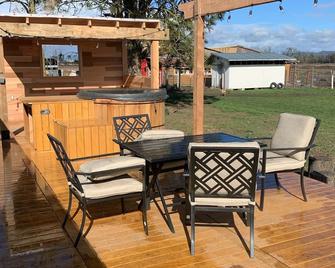 Entire House Luxury Farm Stay w Animals Hot Tub - Monmouth - Patio