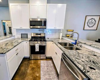 Charming cottage centrally located in the heart of Blanco Texas. - Blanco - Kitchen
