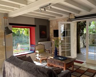 Chateau With Private Pool In A Vast Wood And A Park In A Formal French Style - Génissac - Sala de estar