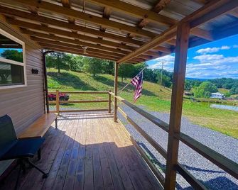 Country Living Cabin is located outside city limits in Petersburg, West Virginia - Petersburg - Balcón