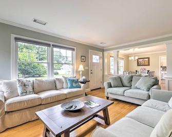 Charming Old Saybrook Cottage Less Than 1 Mi to Beach - Old Saybrook - Wohnzimmer
