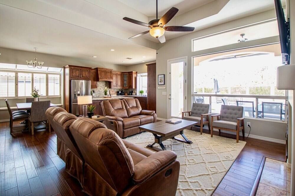 Desert Canyon Retreat w/ desert view & heated pool. Enjoy all the comforts of home while visiting the beauty of the desert foothills. - Ahwatukee - Sala de estar