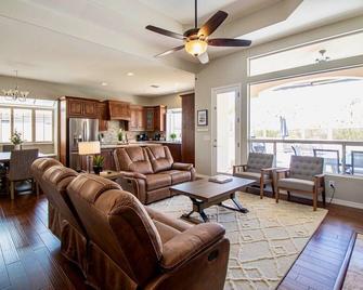 Desert Canyon Retreat W Heated Pool & Desert View - Ahwatukee - Living room