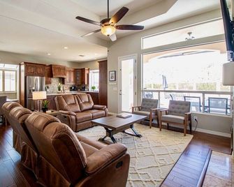 Desert Canyon Retreat w/ desert view & heated pool. Enjoy all the comforts of home while visiting the beauty of the desert foothills. - Ahwatukee - Sala de estar