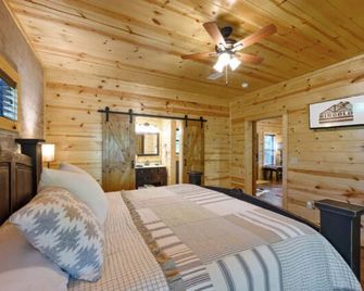 2 Master Suites, hot tub, fireplace, back deck, wrap around porch, secluded - Ringold - Bedroom