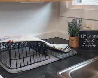 Charming 2-bedroom private cottage, pet friendly, great location to the Peaks! - Bedford