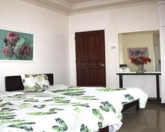 Leizel's Bed & Breakfast - Palompon - Habitación