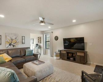 Jenks Spectacular Spain Ranch-Five Oaks - Jenks - Living room