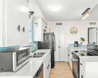 Tranquil Turquoise - Pet Friendly - Port Aransas - Kitchen