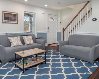 Beautiful Renovated Townhome w/parking - Holden - Living room