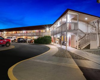 Econo Lodge Miles City I-94 - Miles City - Building