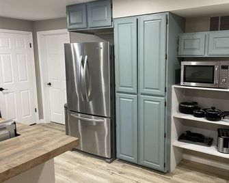 Luxury Basement Apartment with Private Entrance. Play with Farm Animals! - Springville - Küche