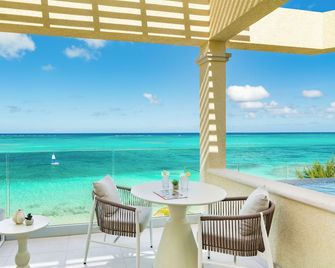 Beachfront at Windsong on the Reef - Grace Bay - Balkon