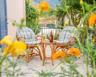 Charming 3-bedroom country house with AC, WiFi in beautiful Kefallonia - Minia - Innenhof