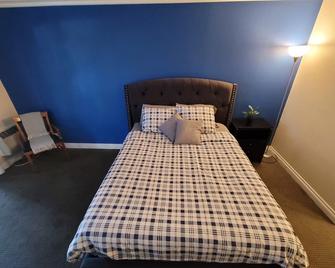 (B08) Deluxe Hotel Style Unit - Beverly Hills - Bedroom